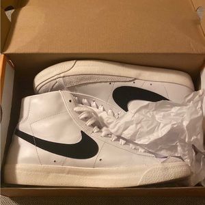 NWT. Women Nike Blazer Mid 77